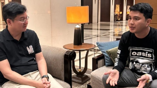 Aldi Taher bersama Kenny Ong Chun Eng, selaku Managing Director Sony Music Malaysia, Singapura dan Vietnam. Aldi siap go international di dunia musik. [Instagram]