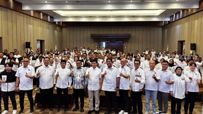 Sekjen PSI, Raja Juli Antoni foto bersama dengan Gubernur dan Wakil Gubernur Banten serta seluruh jajaran pengurus PSI Banten, Minggu 19 April 2026. [Hairul Alwan/Suara.com]