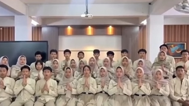 Viral! Siswa SMAN 1 Purwakarta Acungkan Jari Tengah ke Guru, Berujung Satu Kelas Minta Maaf