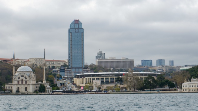 Wisatawan menjelajahi Kawasan Bosphorus di Istanbul, Turki, Kamis (16/4/2026). [Suara.com/Iramdani]