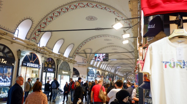 Wisatawan jalan-jalan di kawasan pasar Grand Bazaar, Istanbul Turki, Kamis (16/4/2026). [Suara.com/Iramdani]