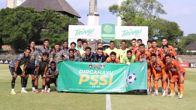 Semarak perayaan ulang tahun PSSI salah satunya berlangsung di laga Pegadaian Championship 2025/2026 antara Deltras FC melawan Kendal Tornado FC di Stadion Sriwedari, Kota Solo. [Dok Pribadi]