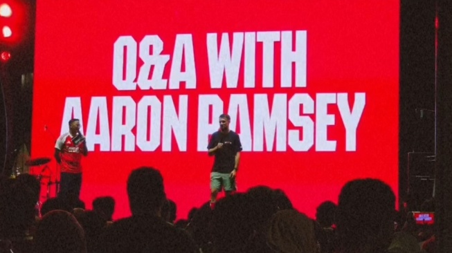 Legenda Arsenal Aaron Ramsey sampaikan dukungan untuk Mikel Arteta di Jakarta. Meski kalah dari Manchester City, Ramsey yakin Arteta segera berikan trofi bagi Arsenal. [Istimewa]