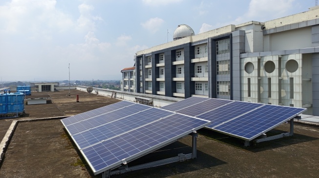 Percobaan instalasi panel surya di UAD (Suara.com/Chyntia Sami)