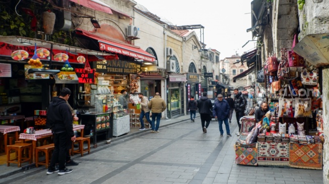 Wisatawan jalan-jalan di kawasan pasar Grand Bazaar, Istanbul Turki, Kamis (16/4/2026). [Suara.com/Iramdani]