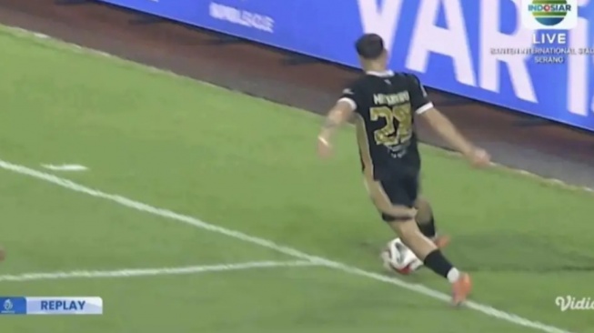 Gol Dewa United Dianggap Tak Sah Karena Keluar Lapangan? Fans Persib Soroti Wasit