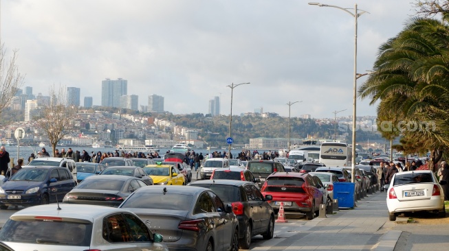 Wisatawan memadati Kawasan Uskudar, Istanbul, Turki, Sabtu (18/4/2026). [Suara.com/Iramdani]

