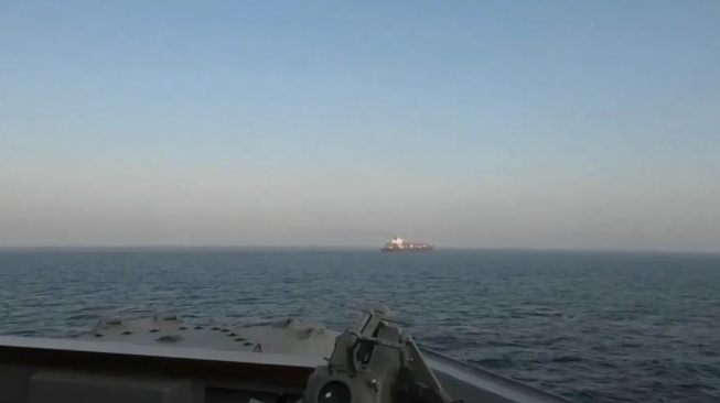 Ketegangan di Selat Hormuz kembali memanas setelah kapal perusak Angkatan Laut AS, USS Spruance (DDG-111), mencegat kapal kargo Iran yang mencoba menembus blokade laut. [NY Post]