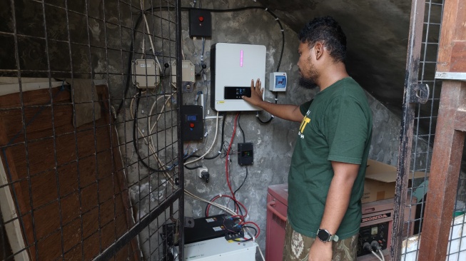 Instalasi panel surya di Masjid Mujahidin, Gunungpring, Magelang (Suara.com/Chyntia Sami)
