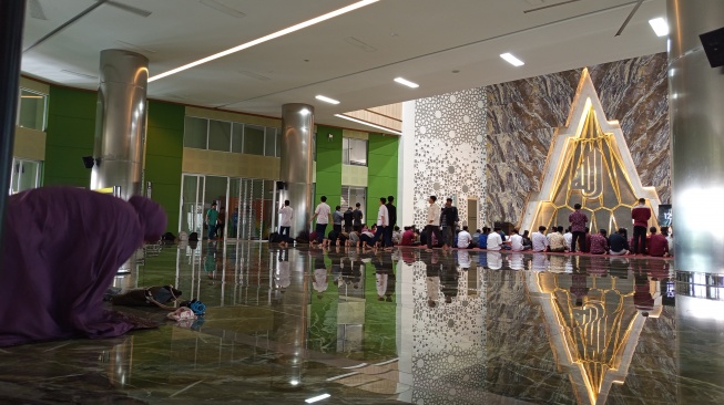 Aktivitas ibadah di dalam Masjid Walidah Dahlan Unisa (Suara.com/Chyntia Sami)