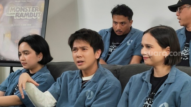 Rachel Amanda, Iqbaal Ramadhan dan Lutesha, bintang film Monster Pabrik Rambut saat konferensi pers di Bangka, Jakarta Selatan pada Senin, 20 April 2026 [Suara.com/Rena Pangesti]