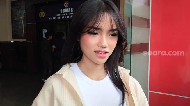 Fuji ditemui di Polres Metro Jakarta Selatan pada Senin, 20 April 2026 [Suara.com/Rena Pangesti]