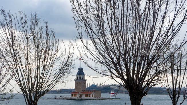 Pemandangan Maiden's Tower atau Kiz Kulesi di Kawasan Uskudar, Istanbul, Turki, Sabtu (18/4/2026). [Suara.com/Iramdani]
