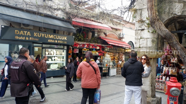 Wisatawan jalan-jalan di kawasan pasar Grand Bazaar, Istanbul Turki, Kamis (16/4/2026). [Suara.com/Iramdani]