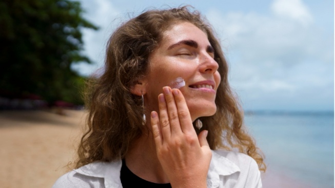 4 Tone Up Sunscreen dengan Cherry Blossom untuk Wajah Cerah Alami