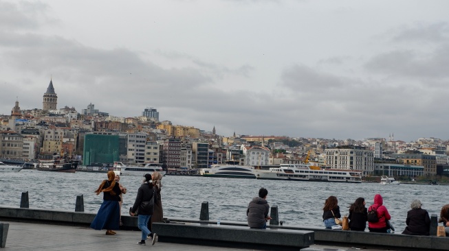 Wisatawan menjelajahi Kawasan Bosphorus di Istanbul, Turki, Kamis (16/4/2026). [Suara.com/Iramdani]