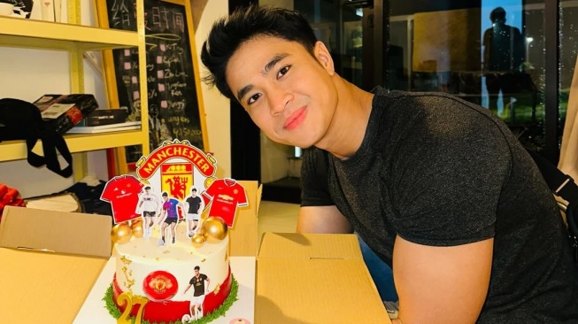 Yesaya Abraham bikin heboh karena mengumpat dan mengacungkan jari tenga di acara siaran langsung sebuah stasiun tv. [Instagram]