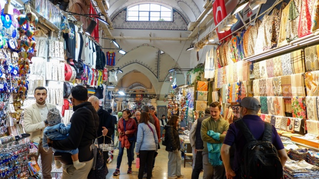 Wisatawan jalan-jalan di kawasan pasar Grand Bazaar, Istanbul Turki, Kamis (16/4/2026). [Suara.com/Iramdani]
