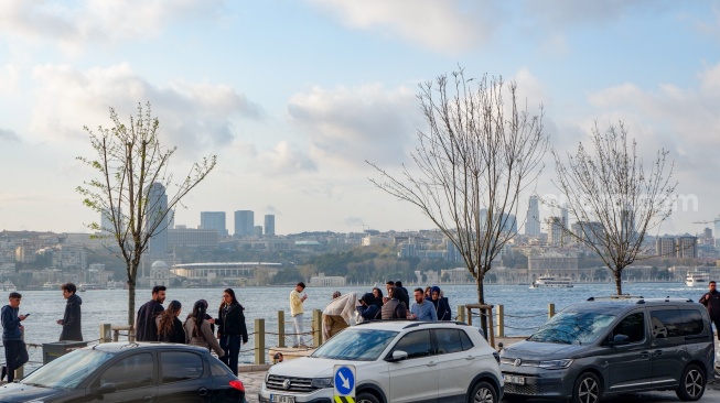 Wisatawan memadati Kawasan Uskudar, Istanbul, Turki, Sabtu (18/4/2026). [Suara.com/Iramdani]
