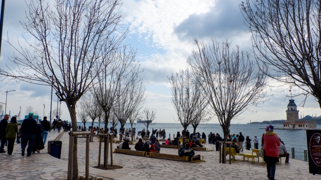 Wisatawan memadati Kawasan Uskudar, Istanbul, Turki, Sabtu (18/4/2026). [Suara.com/Iramdani]
