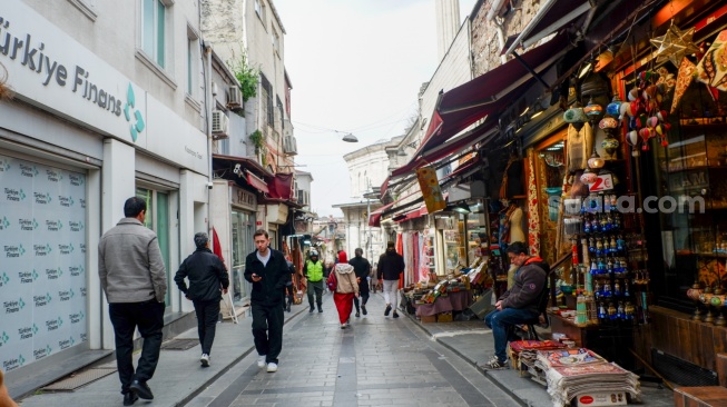 Wisatawan jalan-jalan di kawasan pasar Grand Bazaar, Istanbul Turki, Kamis (16/4/2026). [Suara.com/Iramdani]