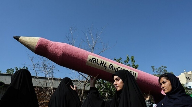 Ribuan perempuan dan remaja putri turun ke jalan bersama warga Iran lainnya di Teheran pada 17 April 2026. [Tasnim News/Hossein Zohrevand]