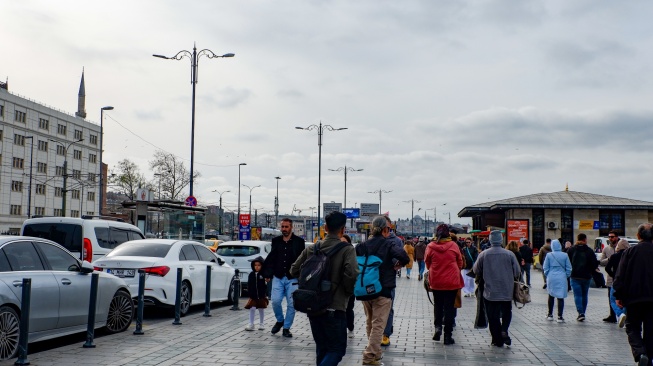 Wisatawan menjelajahi Kawasan Bosphorus di Istanbul, Turki, Kamis (16/4/2026). [Suara.com/Iramdani]