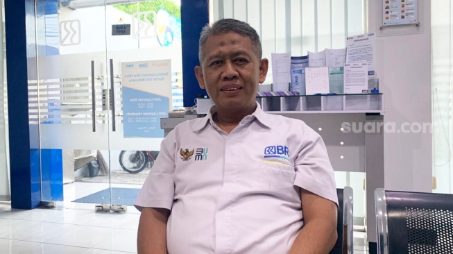 Kepala Unit BRI Baturetno, Irham Anshori, ketika ditemui di kantornya. (Suara.com/Irwan Febri)