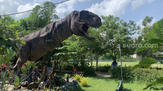 Maskot dinasaurus di wahana Potorono Edu Park. (Suara.com/Irwan Febri)