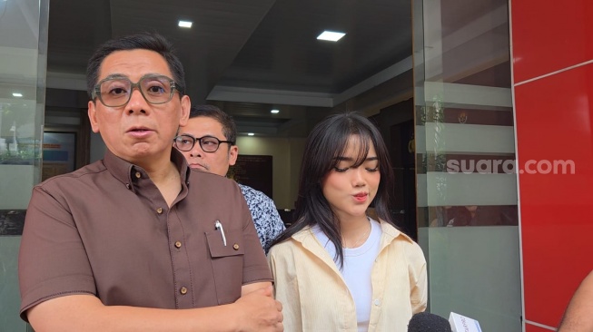 Fuji didampingi pengacaranya, Sandy Arifin di Polres Metro Jakarta Selatan pada Senin, 20 April 2026. [Suara.com/Rena Pangesti]
