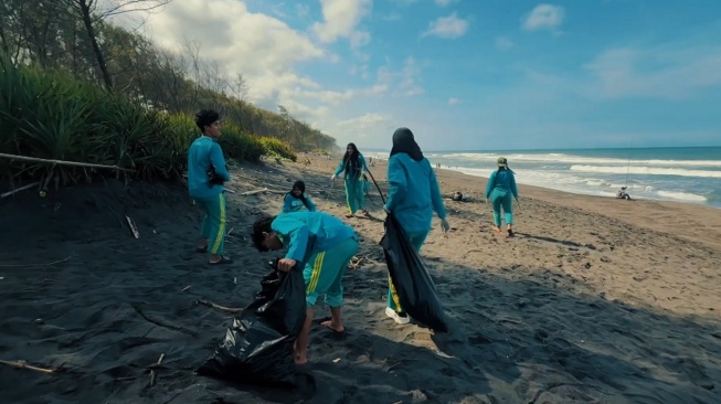 Proyek Fikih Hijau membersihkan Pantai Cangkring Bantul (Youtube Fajri Ramadhan)