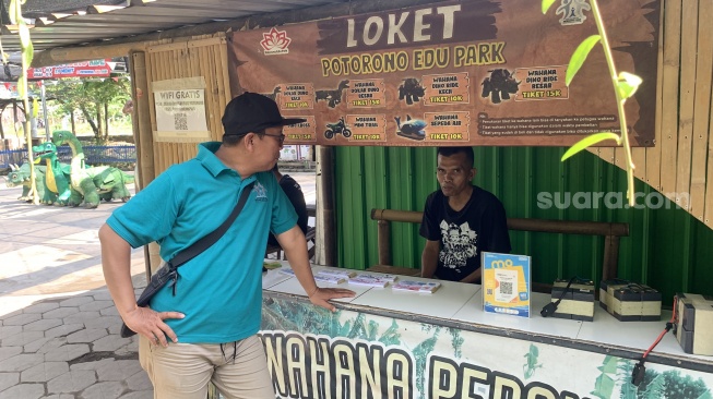 Kepala Bumdes Potorono, Sutardi, berada di loket Potoro Edupark. (Suara.com/Irwan Febri)