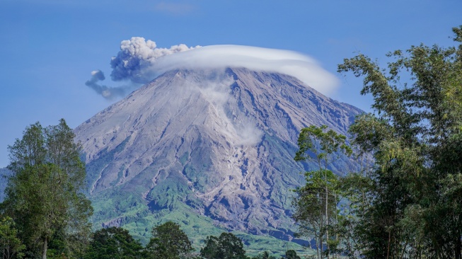 Asap vulkanis keluar dari kawah Gunung Semeru terlihat dari Desa Supiturang, Lumajang, Jawa Timur, Senin (20/4/2026). [ANTARA FOTO/Irfan Sumanjaya/kye]