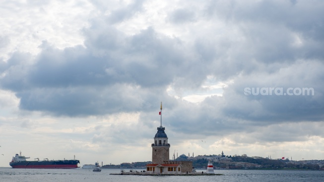 Pemandangan Maiden's Tower atau Kiz Kulesi di Kawasan Uskudar, Istanbul, Turki, Sabtu (18/4/2026). [Suara.com/Iramdani]
