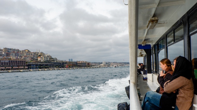 Wisatawan menjelajahi Kawasan Bosphorus di Istanbul, Turki, Kamis (16/4/2026). [Suara.com/Iramdani]