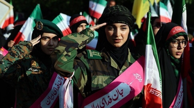 Ribuan perempuan dan remaja putri turun ke jalan bersama warga Iran lainnya di Teheran pada 17 April 2026. [Tasnim News/Hossein Zohrevand]