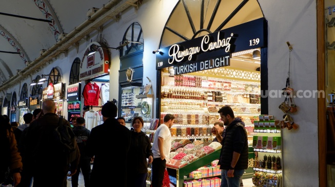 Wisatawan jalan-jalan di kawasan pasar Grand Bazaar, Istanbul Turki, Kamis (16/4/2026). [Suara.com/Iramdani]