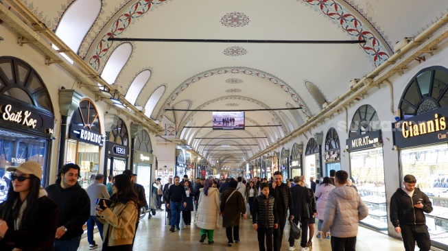 Wisatawan jalan-jalan di kawasan pasar Grand Bazaar, Istanbul Turki, Kamis (16/4/2026). [Suara.com/Iramdani]