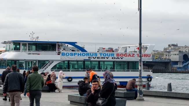 Wisatawan menjelajahi Kawasan Bosphorus di Istanbul, Turki, Kamis (16/4/2026). [Suara.com/Iramdani]