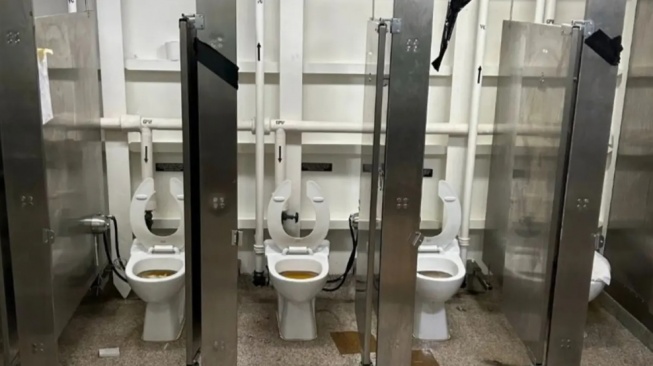 Perang AS-Iran mengungkap fakta tak mengenakkan bagi militer Amerika Serikat. Pasalnya, kapal induk mereka yakni USS Gerald Ford sempat mengalami masalah teknis yakni tak berfungsinya toilet. [NY Post] 