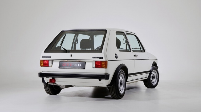 Volkswagen merayakan 50 tahun perjalanan Golf GTI sebagai pionir segmen hot hatch. (Foto: Vokswagen)