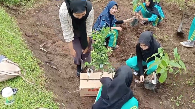 Proyek Fikih Hijau reboisasi di Dusun Tepan, Turi, Sleman (Youtube Ine Sofiati)