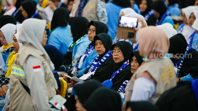 Sejumlah calon jamaah haji mulai memadati Embarkasi Haji Pondok Gede, Jakarta, Selasa (21/4/2026). [Suara.com/Alfian Winanto]
