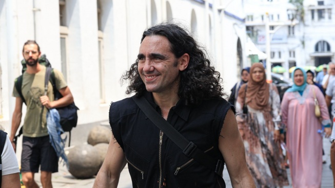 Legenda Barcelona Juan Pablo Sorin terpesona keindahan sejarah Jakarta. Intip momen hangat sang legenda Argentina saat kunjungi Monas hingga Kota Tua pasca-Clash of Legends. [Dok. Istimewa]