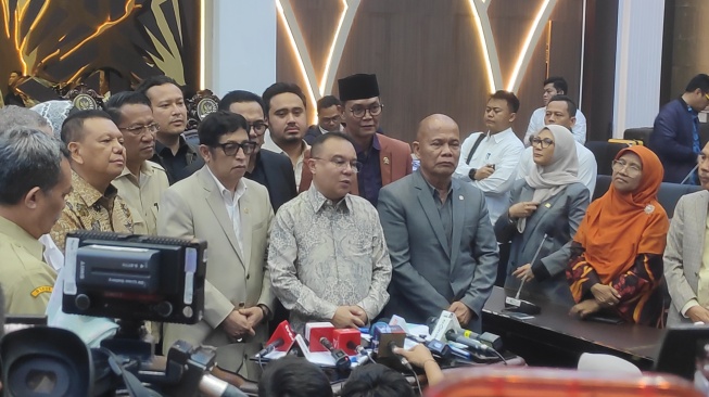 Wakil Ketua DPR RI, Sufmi Dasco Ahmad usai rapat di Komplek Parlemen, Senayan, Jakarta, Senin (20/4/2026). [Suara.com/Bagaskara]