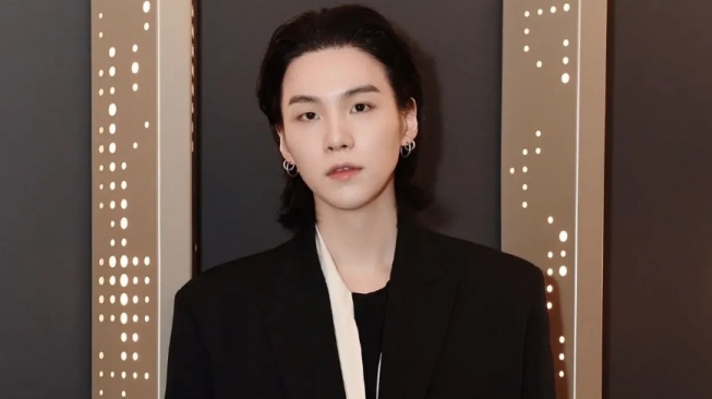 4 Padu Padan OOTD Monokrom ala Suga BTS untuk Daily Style Lebih Stand Out!