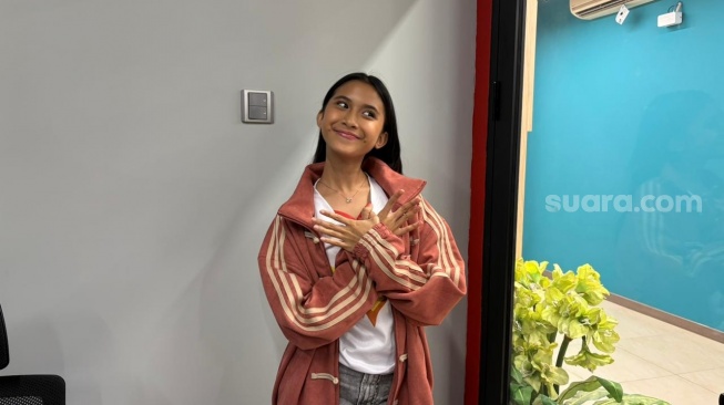 Salah satu pemain film Garuda di Dadaku Animasi, Quinn Salman saat berkunjung ke kantor Suara.com di kawasan Palmerah, Jakarta Barat pada Selasa, 21 April 2026 [Suara.com/Tiara Rosana].