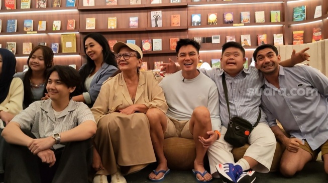 Sutradara Baim Wong bersama para pemain film Semua Akan Baik-baik Saja seperti Asri Welas, Ari Ilham, Christine Hakim, Reza Rahadian dan Alim [Suara.com/Rena Pangesti]