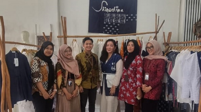 Owner Shiroshima, Dian Nutri Justisia Shirokadt, bersama tim BRILian Preneur Sagan Yogyakarta di storenya. (Dok. Shiroshima)