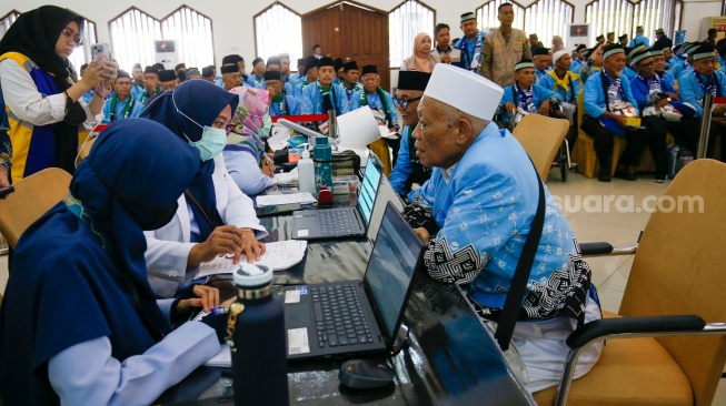 Sejumlah jemaah calon haji mulai memadati Embarkasi Haji Pondok Gede, Jakarta, Selasa (21/4/2026). [Suara.com/Alfian Winanto]
